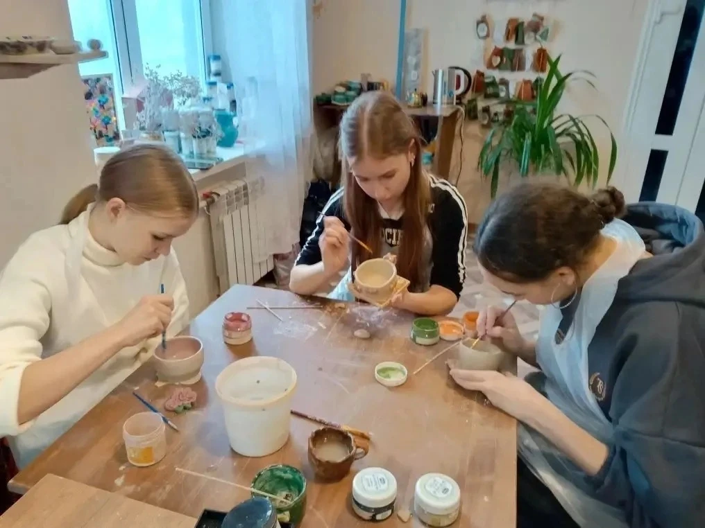 Творческий день в гончарной мастерской «Дари тепло»! 🏺✨  В понедельник ученики 5А и 6К классов окуну