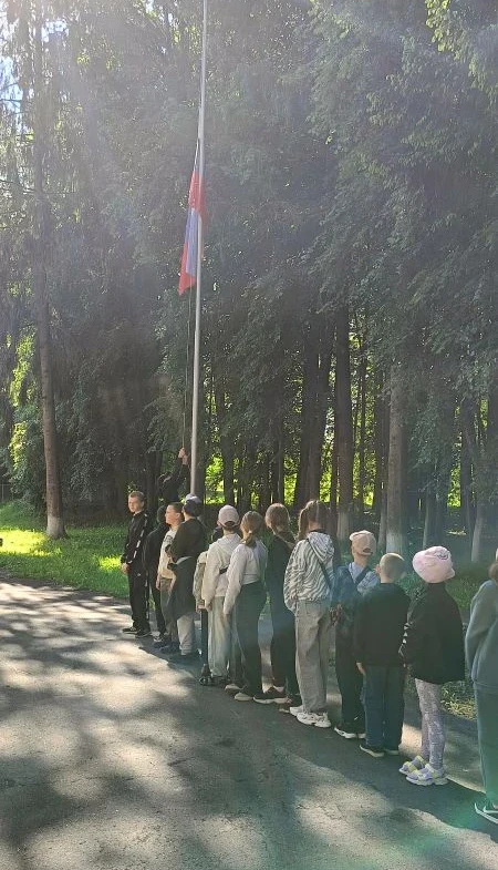 01.06.2026.Сегодня в нашем пришкольном лагере "Радуга" прошёл первый день. 
По традиции линейка нача