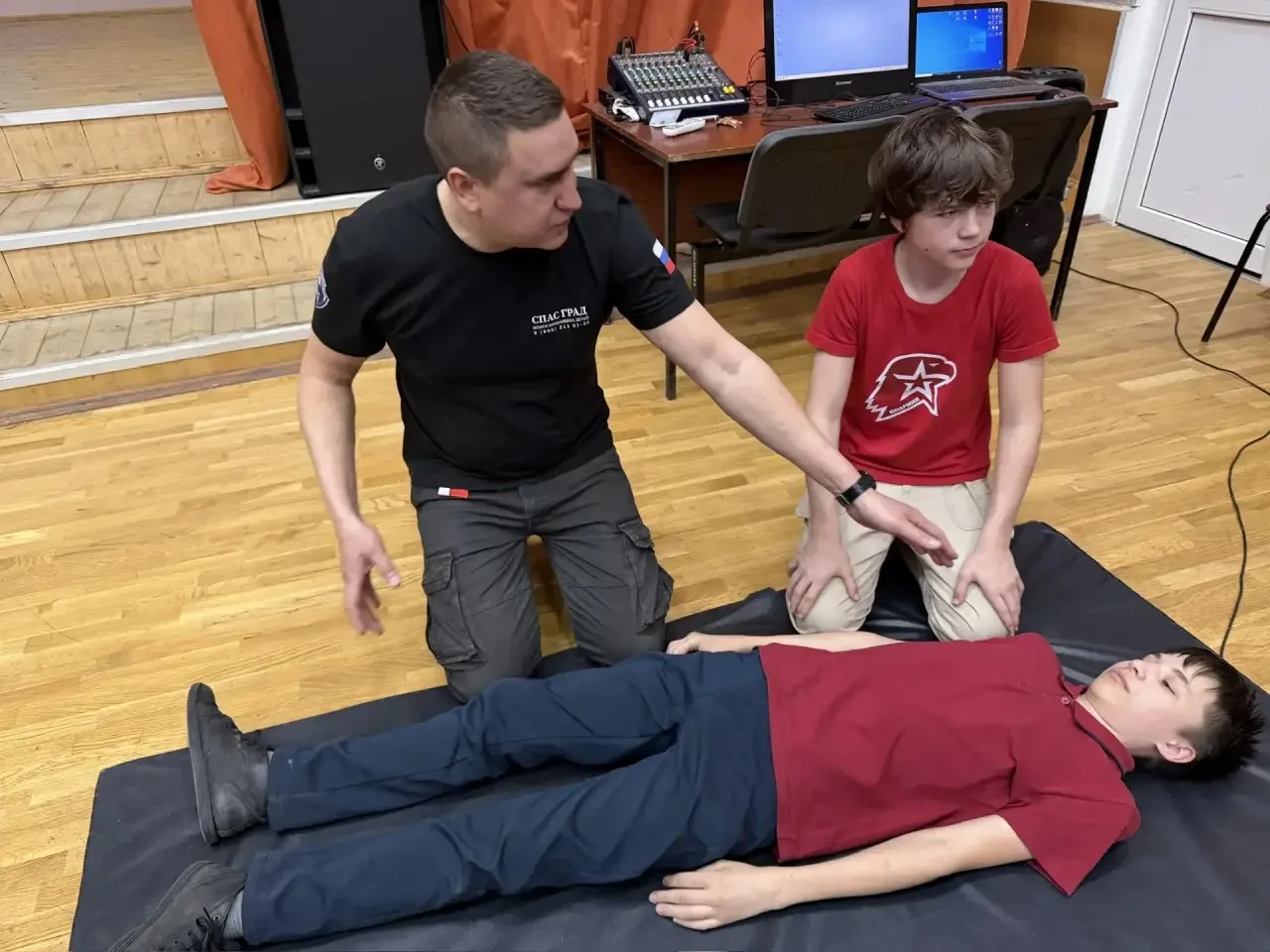 🚑 Учения по оказанию первой помощи: школьники учатся спасать жизни  В нашей школе прошли практически