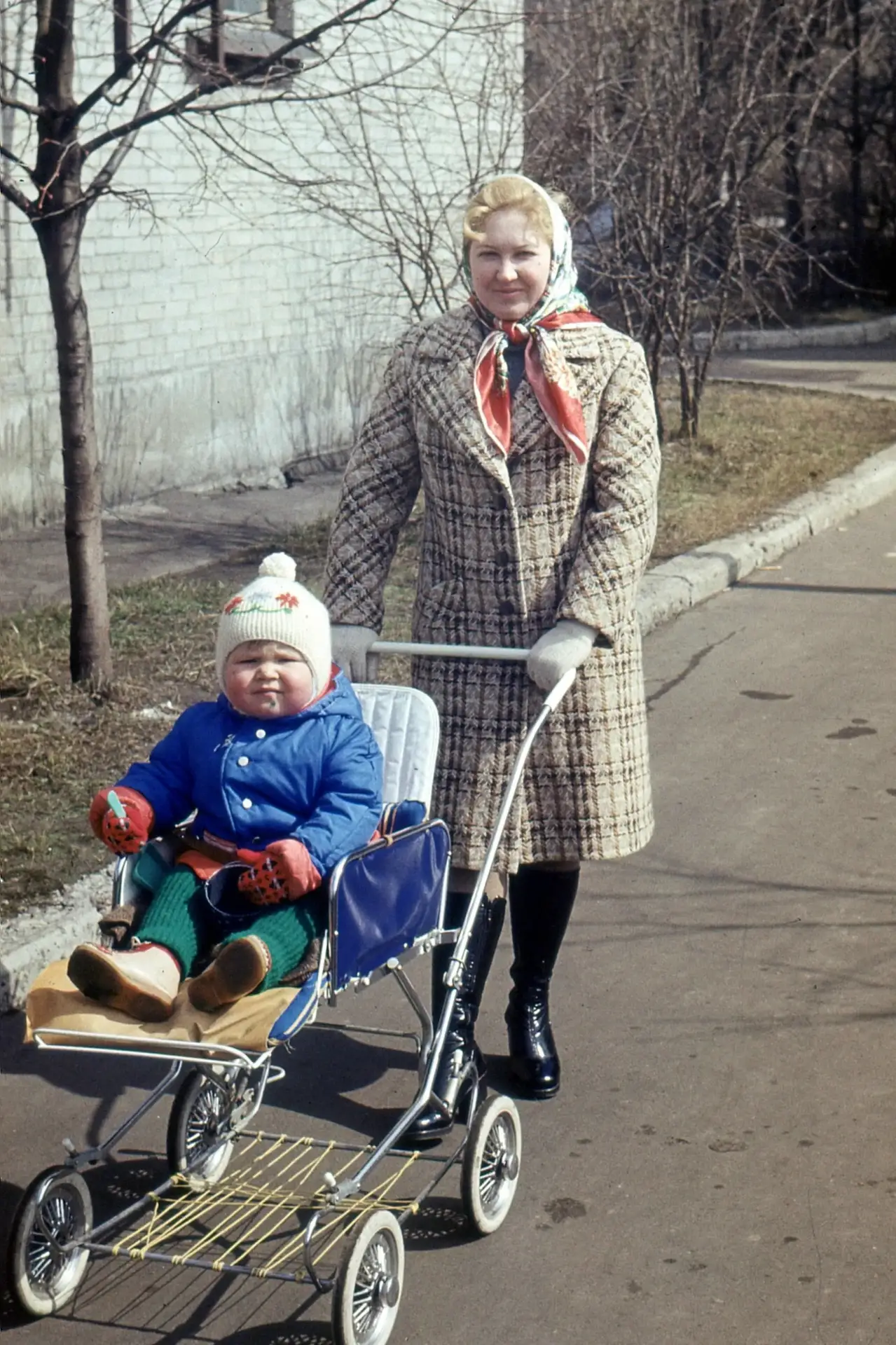 📷 Фото Лени Тарусина из 1977 года. Сделано во дворе дома 16 по улице Савушкина.