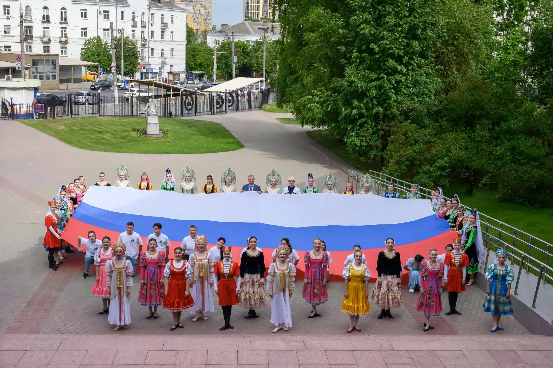 #РодинойГоржусь

Молодежная студенческая акция у первого корпуса ВлГУ. Студенты станцевали полонез н