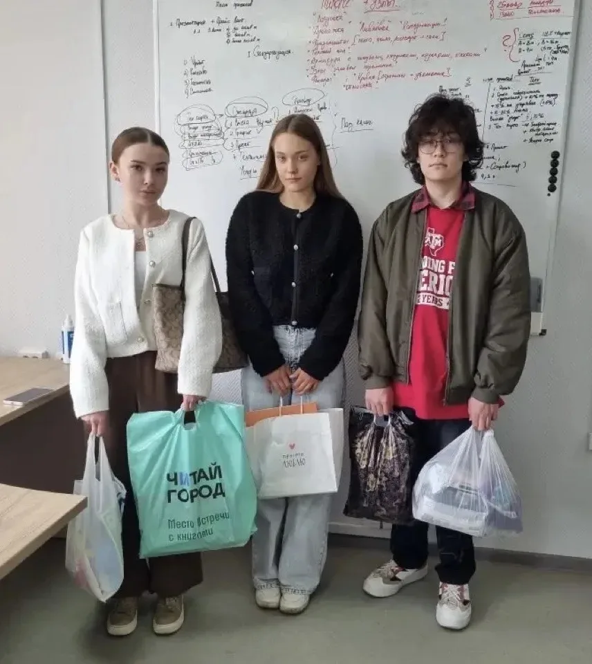 👶Сегодня мы доставили в «Центр сбора гуманитарной помощи» каплю тепла и радости для детей детских д