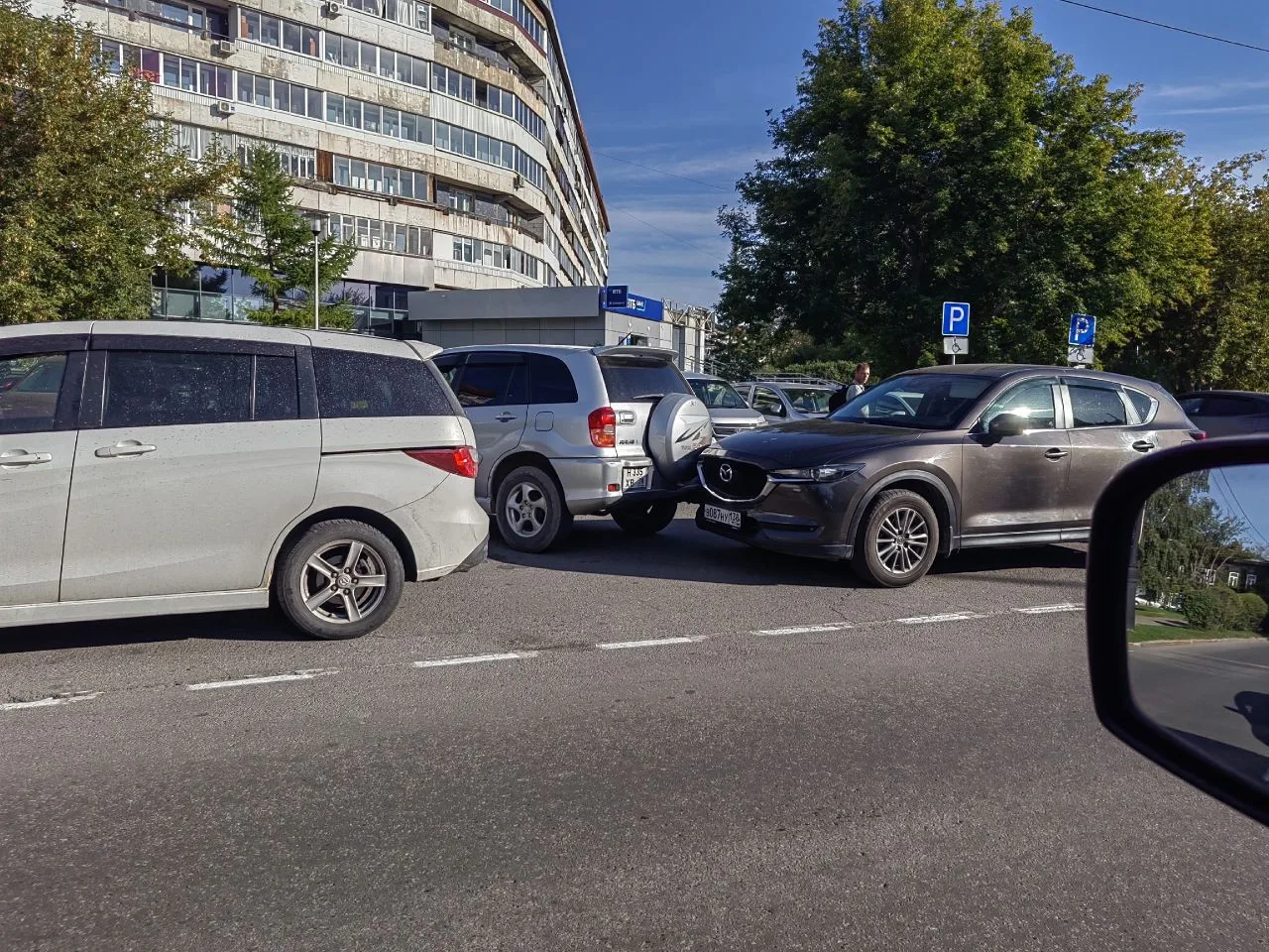 #ДТП 17:16 02.09.2026 Раф при движении задним ходом совершил наезд на припаркованную Мазду
