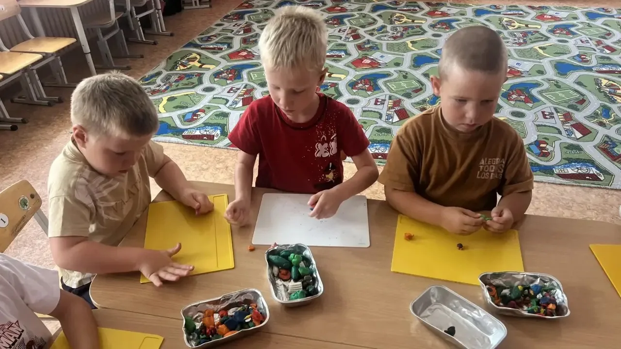 🌸Уртанчылар төркемендә «Чәчәкләр көненә»пластилиннан чәчәкләр ясап бергә күмәк эш эшлә...