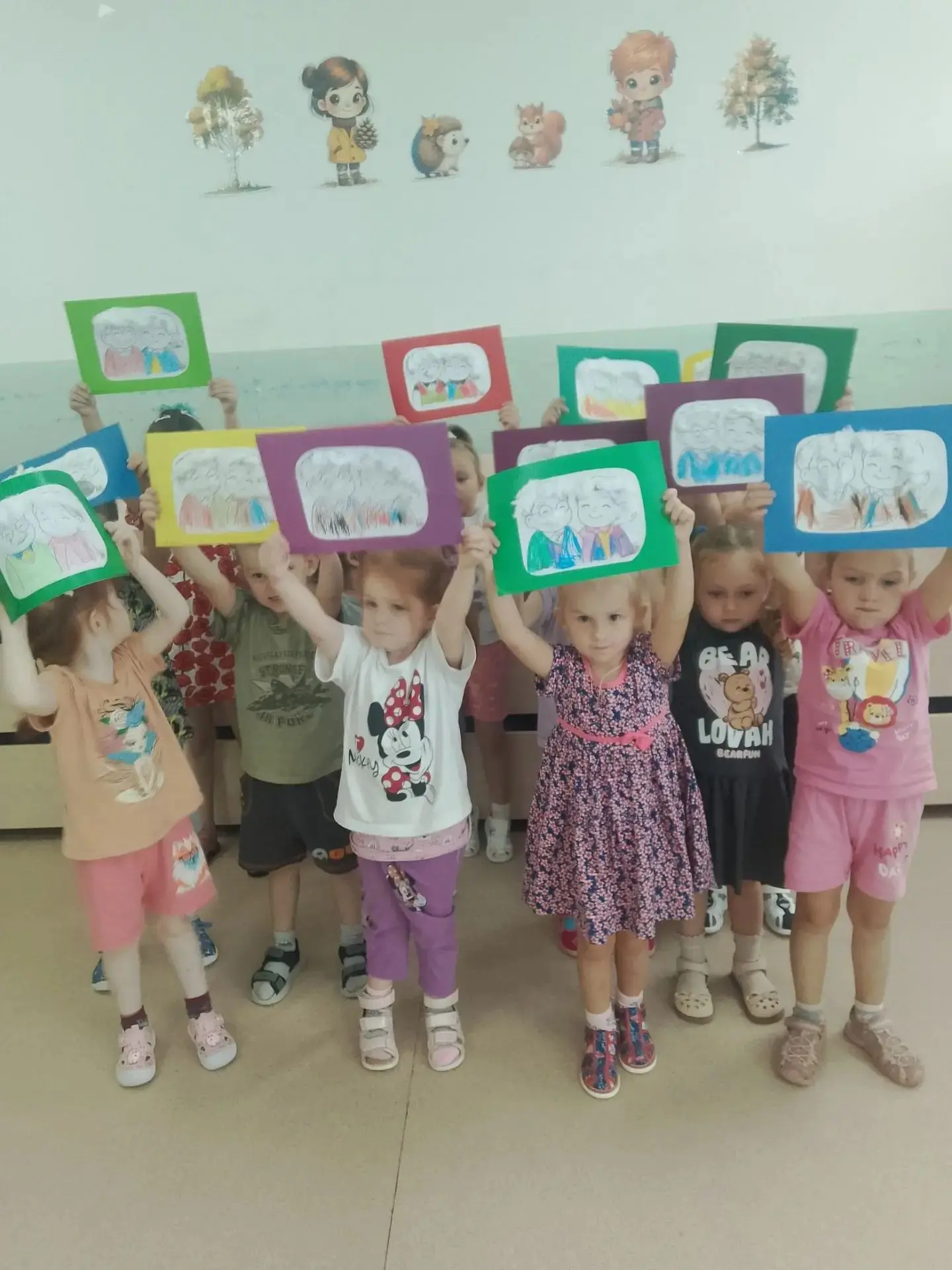 🎉 Тёплый привет из группы «Бабочка»! 🎉В преддверии Дня пожилого человека наши малыши ...
