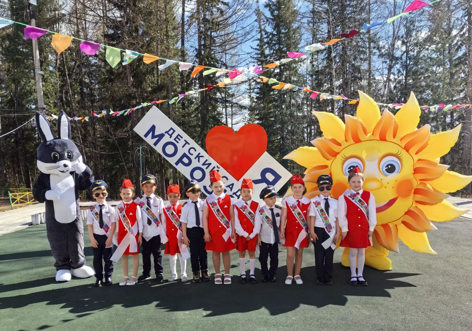 ✈️ Волшебный полёт с  «Морозко»: выпускной в  детском саду! ✈️

Сегодня наш детский сад  на один ден
