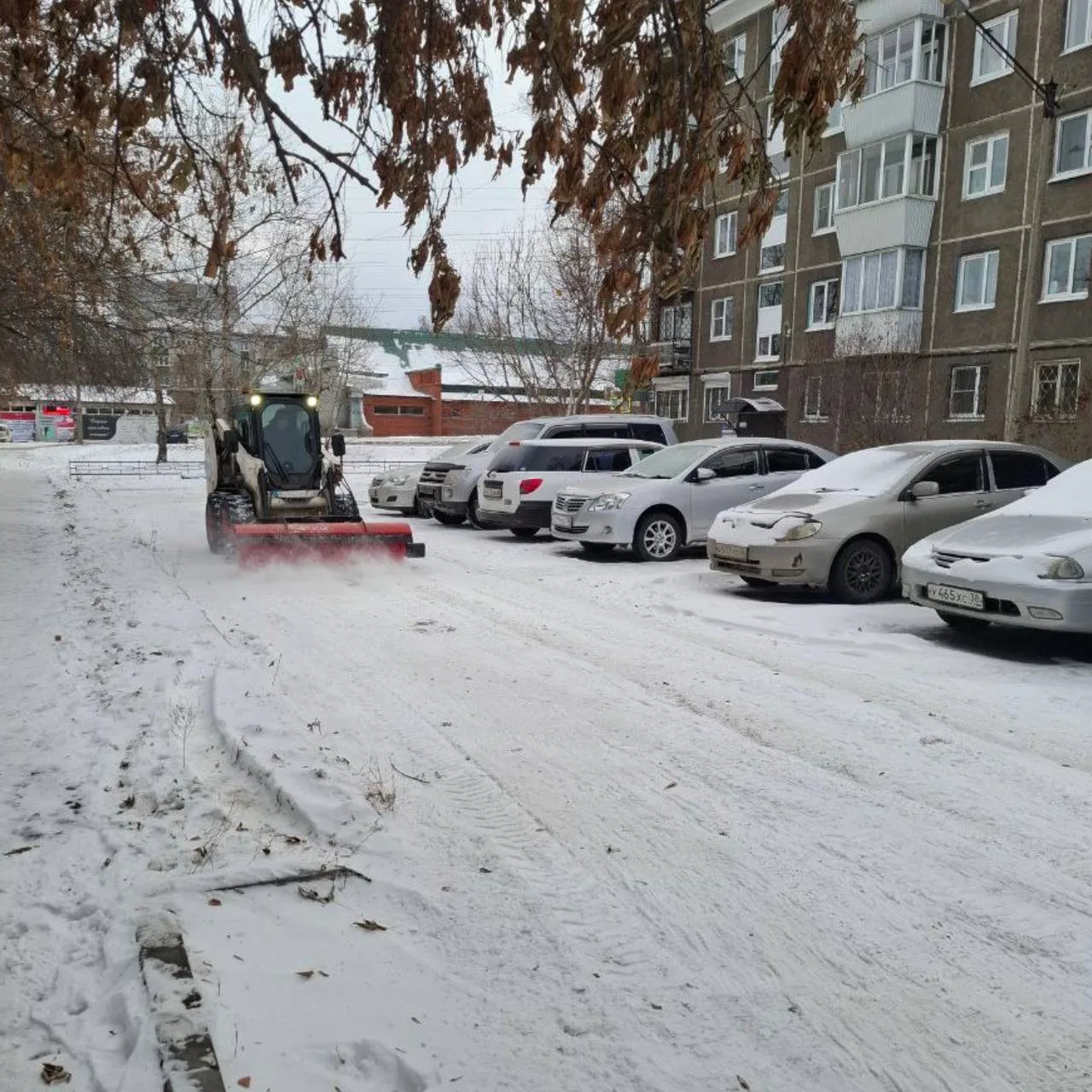 ❄️ Продолжаем уборку снега в Ленинском округе!   Наша команда дворников продолжает активную работу п