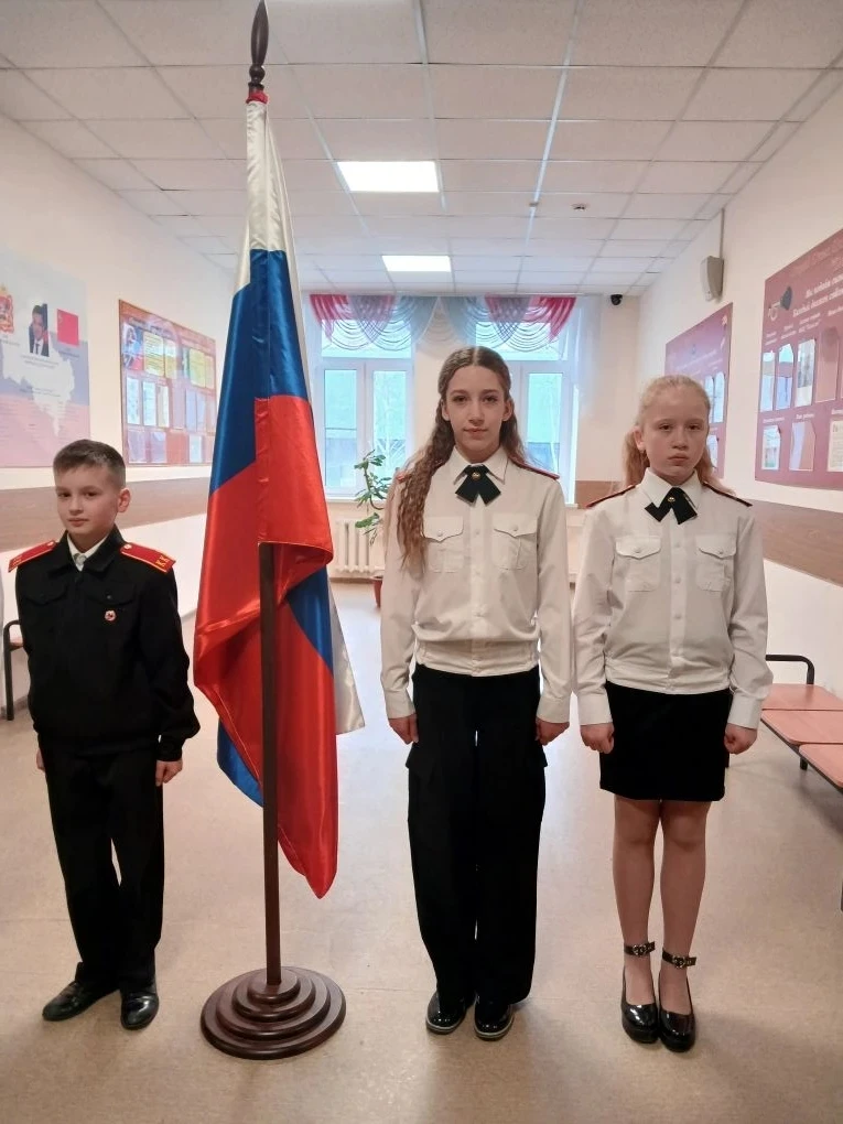 Утро понедельника в нашем лицее началось традиционно: торжественная церемония поднятия флага и испол