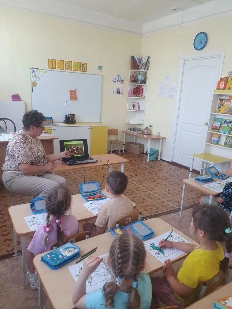 💥 Елена Викторовна Белова, наш замечательный педагог дополнительного образования, продолжает вдохно