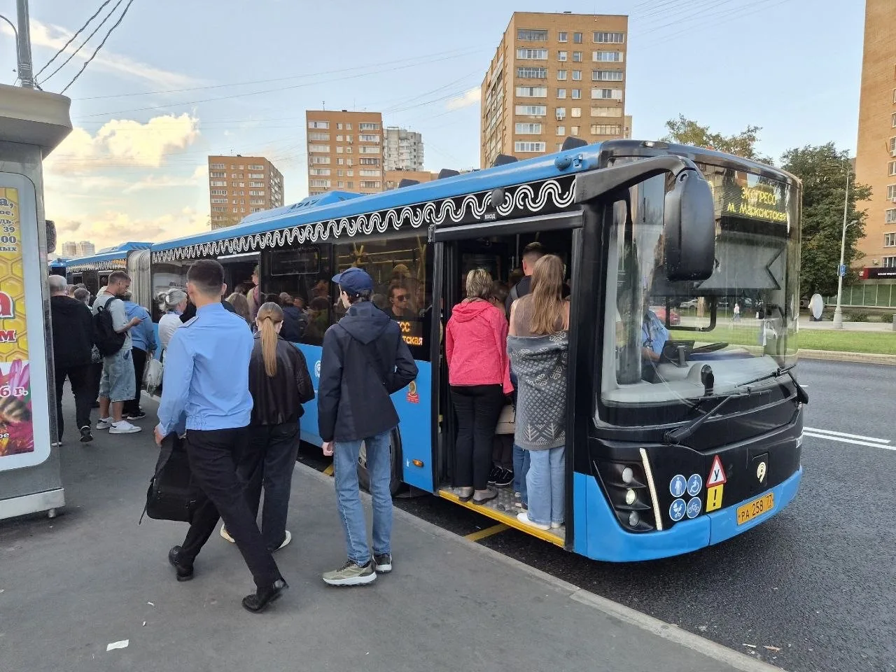 🚌 Жители Бирюлево пытаются впихнуться в автобусы Е80 и Е80К у станции метро "Кантемиро...