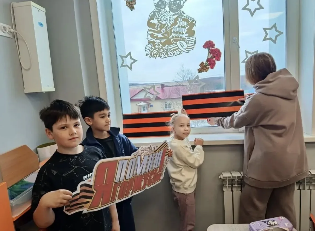 В Корсаковском округе готовятся к Дню Победы 🎗️  На центральной площади города уже смонтирована сцен