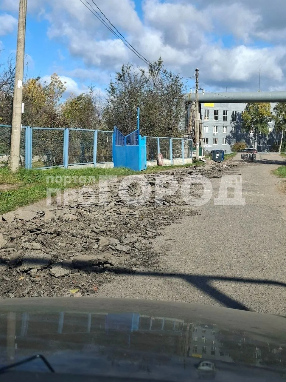 "Сегодня, 2 октября, на нижнем въезде в Ольдеево начали снимать асфальт. И это перед вы...