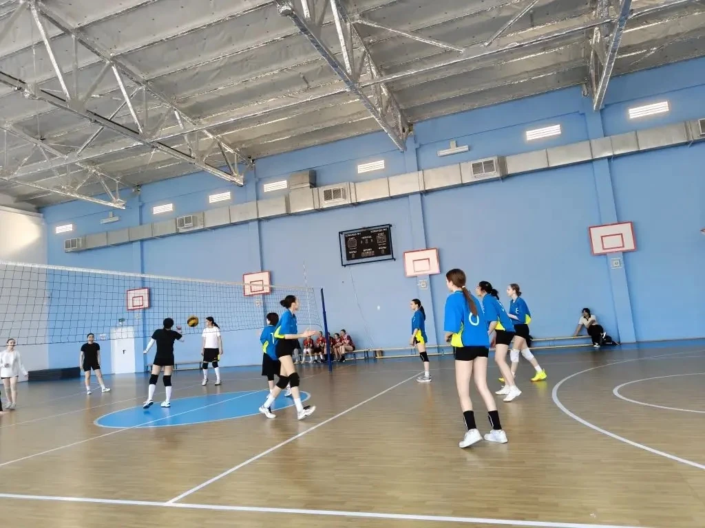🏐 Наши девушки — в финале! 🏐  13 и 15 апреля наша школьная команда по волейболу среди девушек принял