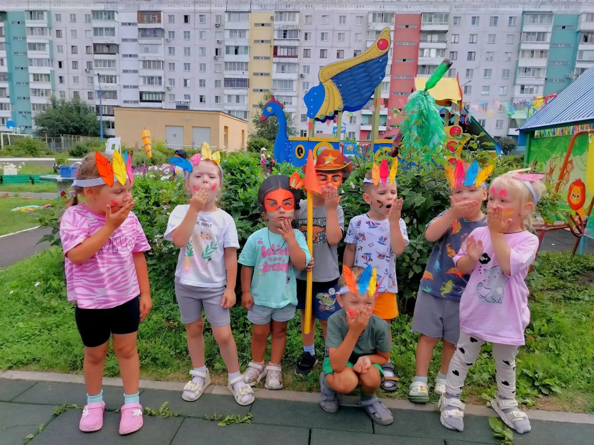 Сегодня наши вторые младшие группы превратились в настоящую индейскую деревню! День выд...
