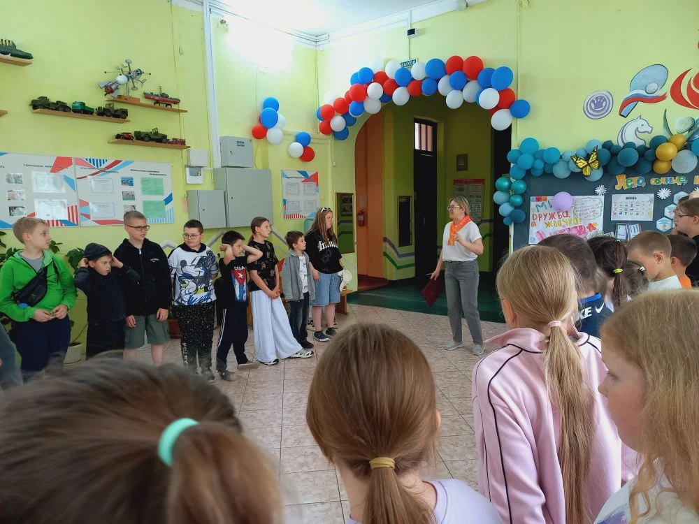Дети рисуют символы, поют «Калинку» и учат нас любить Россию

Знаете, что общего у лагеря, библиотек