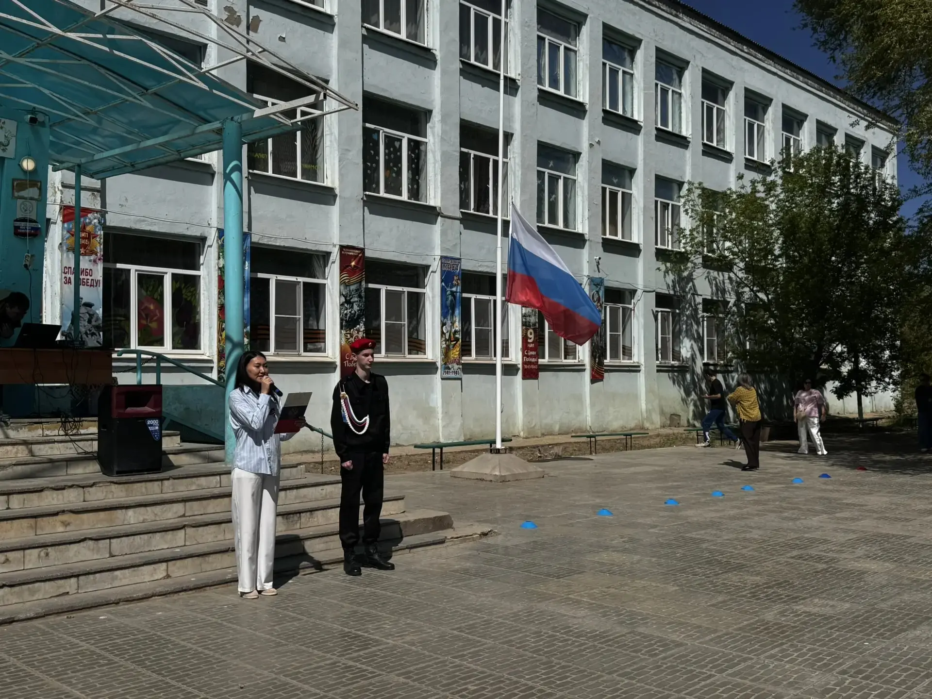 🇷🇺 Смотр строя и песни + спортивные состязания среди 5-х классов! 🇷🇺  Сегодня в нашей школе прошло м