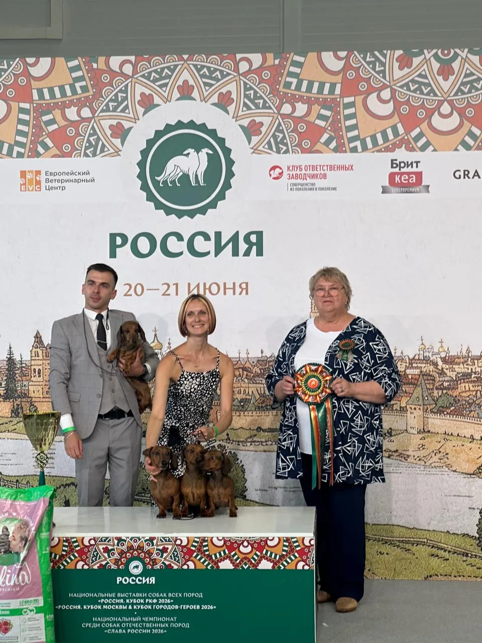 После молниеносного фото с конкурса производителей я с Блисс❤️ побежала выступать дальш...