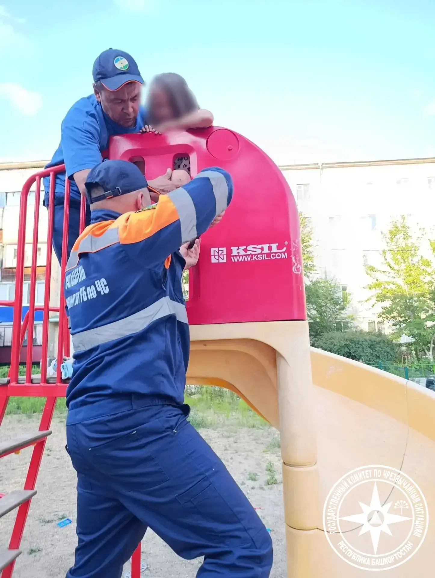 В Сибае спасатели освободили ногу девочки, застрявшей на детской горке

В городе Сибай спасателям Го