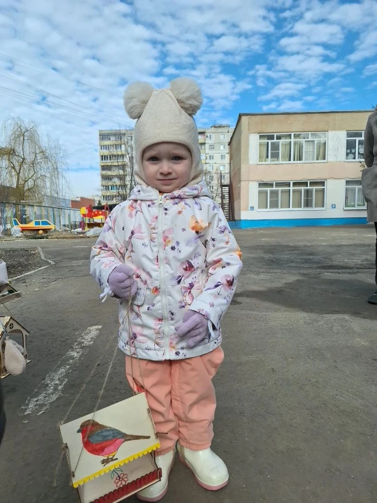 Сегодня наши малыши не только, наслаждались теплым весенним солнышком, но и наблюдали, ...