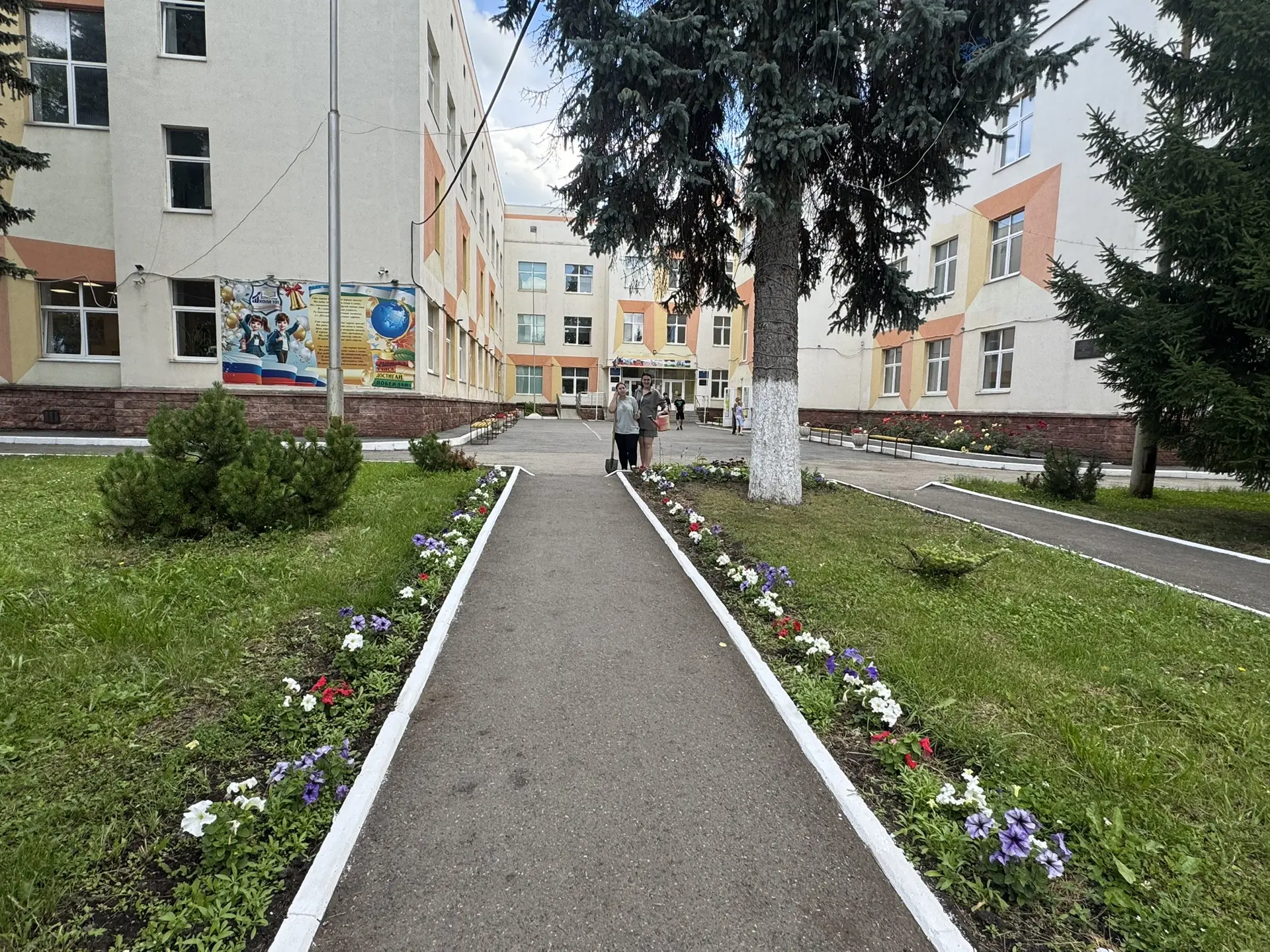 🌱 Наш пришкольный участок— гордость и урожай! 🌿 
 
Вот уже несколько недель на пришкольном участке