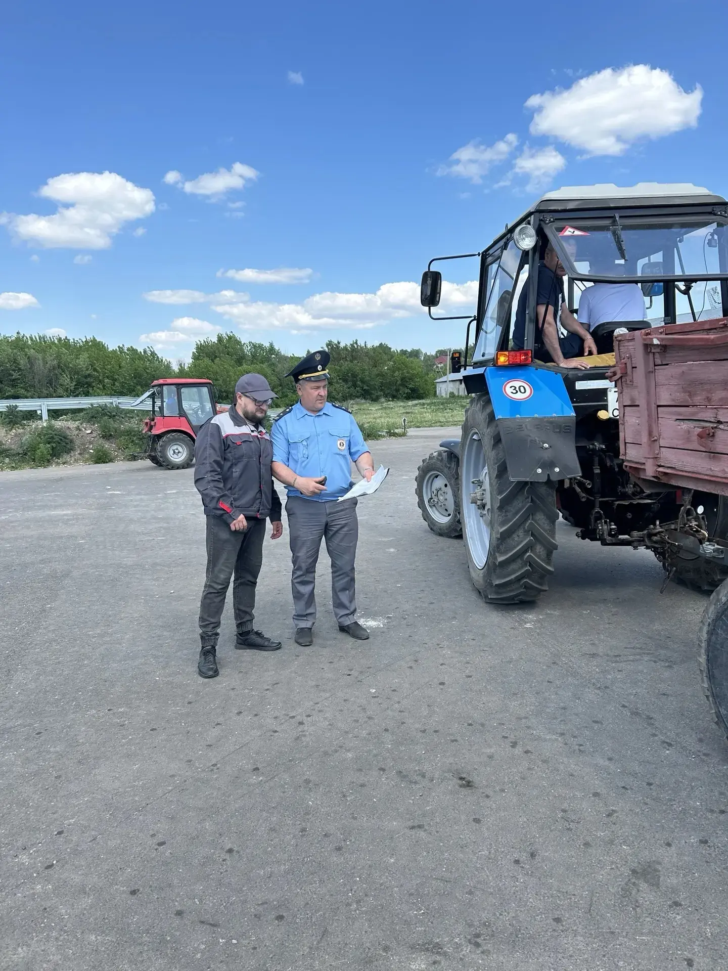 🚜 Экзамен на удостоверение тракториста-машиниста: студенты группы 49 на практике.