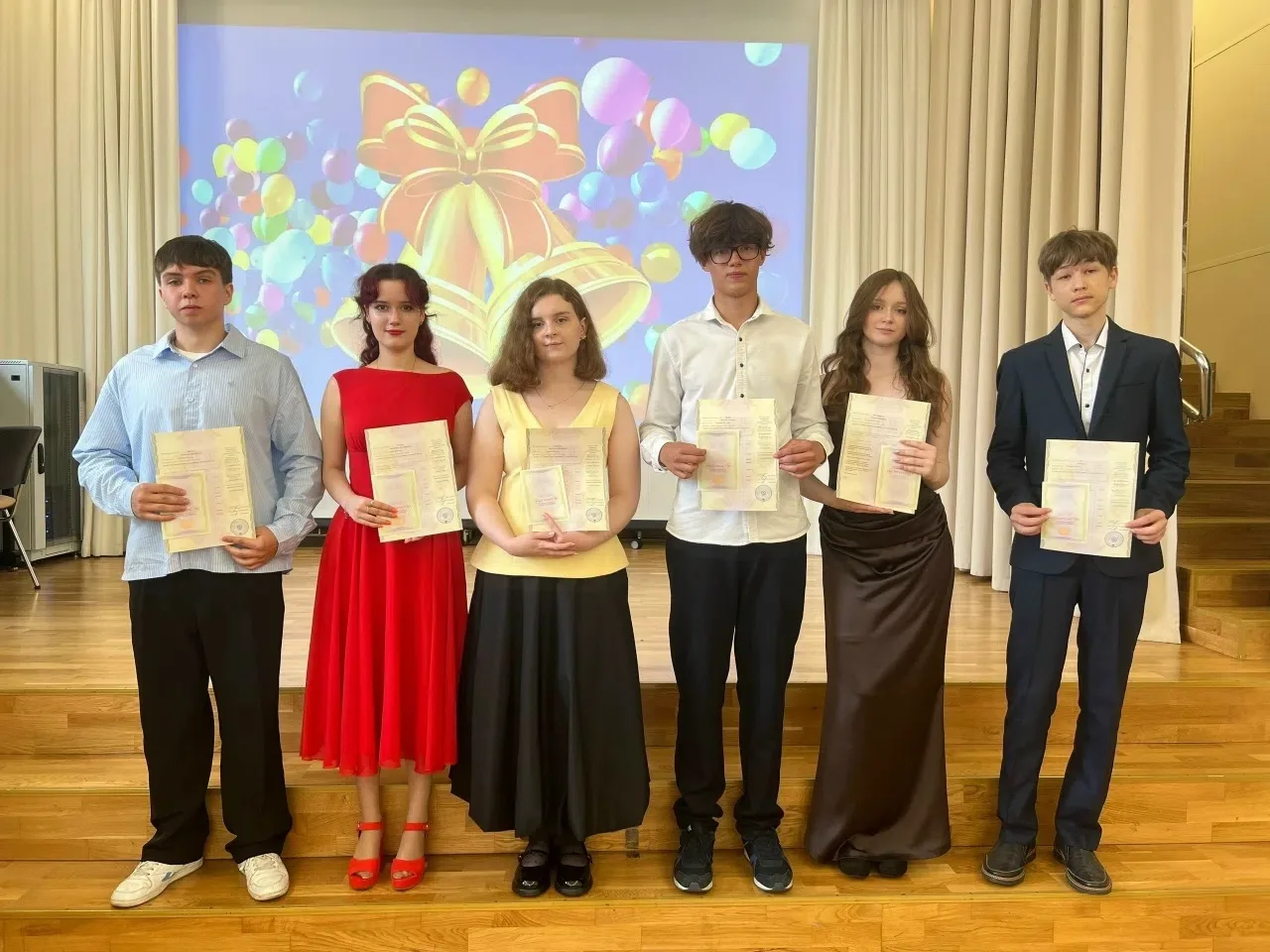 До выпуска далеко, а профессия уже в кармане 🎓

Шесть учеников 9-х классов школы №255 получили свид
