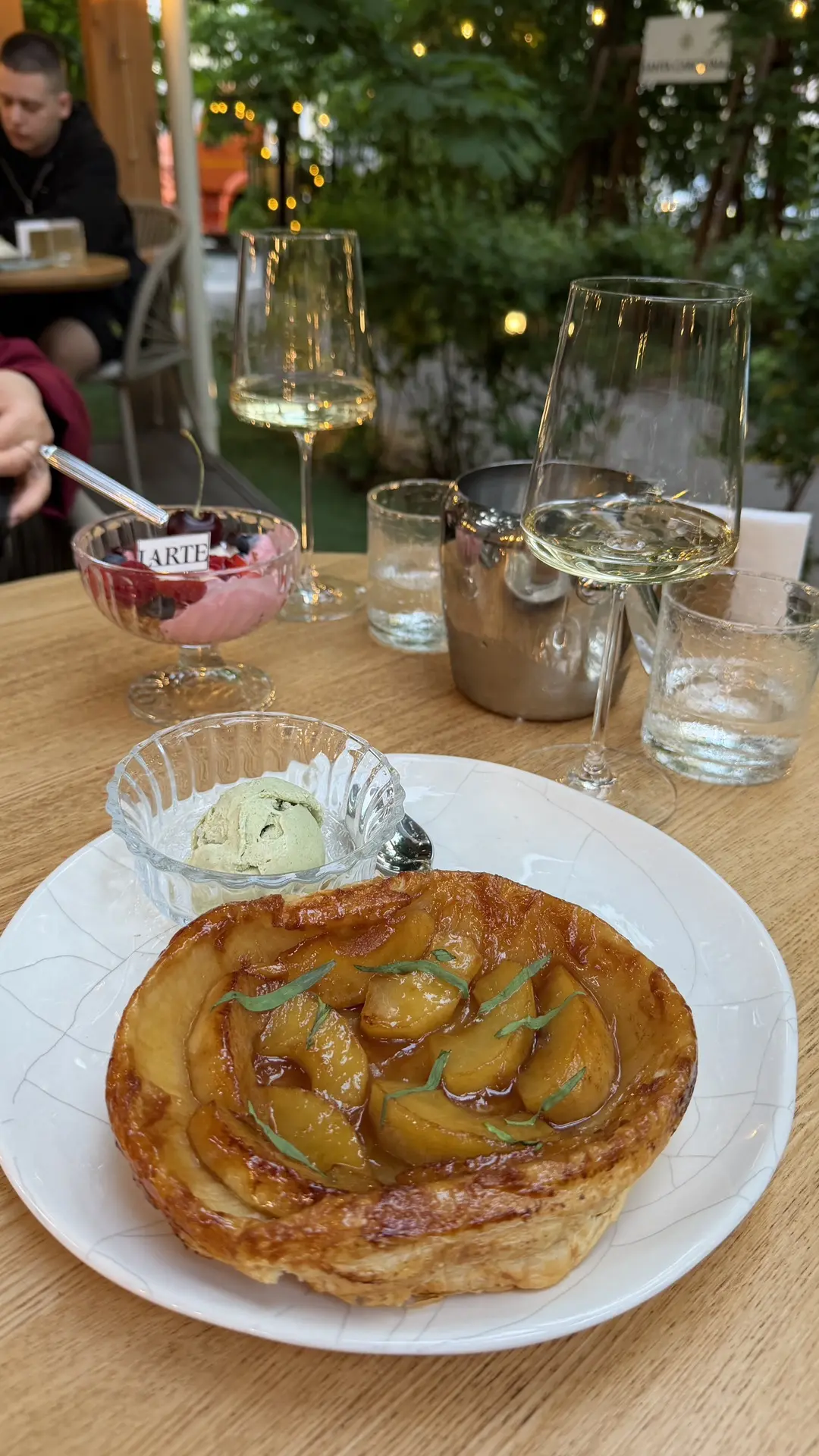 Эту веранду с атмосферой спокойствия, уюта и вкусной кухней в центре Москвы добавляйте ...