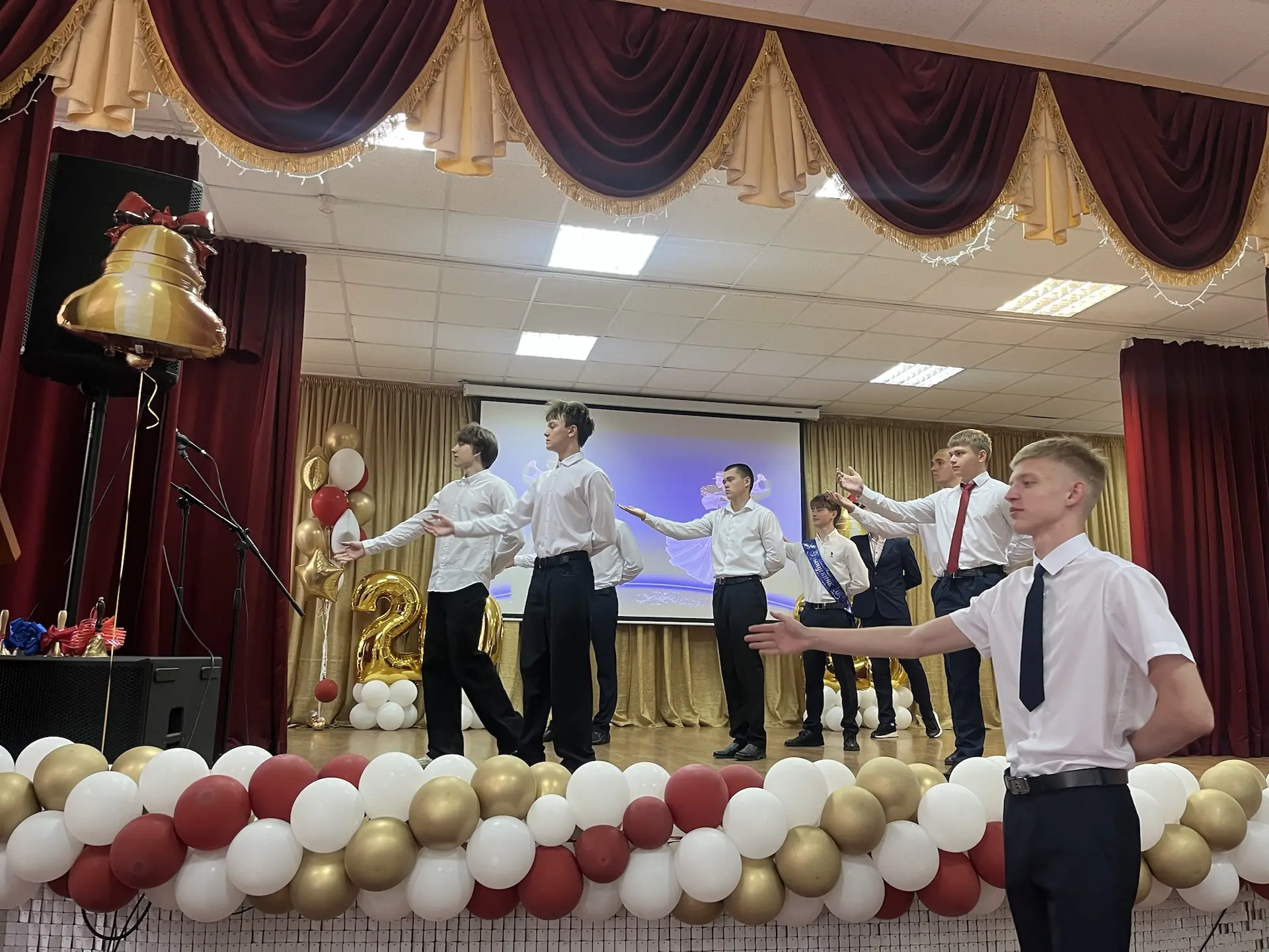 26 мая в Майской  гимназии прозвенел «Последний звонок». Этот традиционный праздник для выпускников 