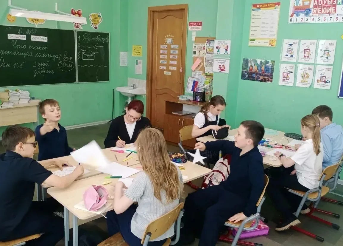 Сегодня в 4Б классе прошёл необычный урок — урок на сплочение «Мы — команда»! 🤝  Ребята выполняли за