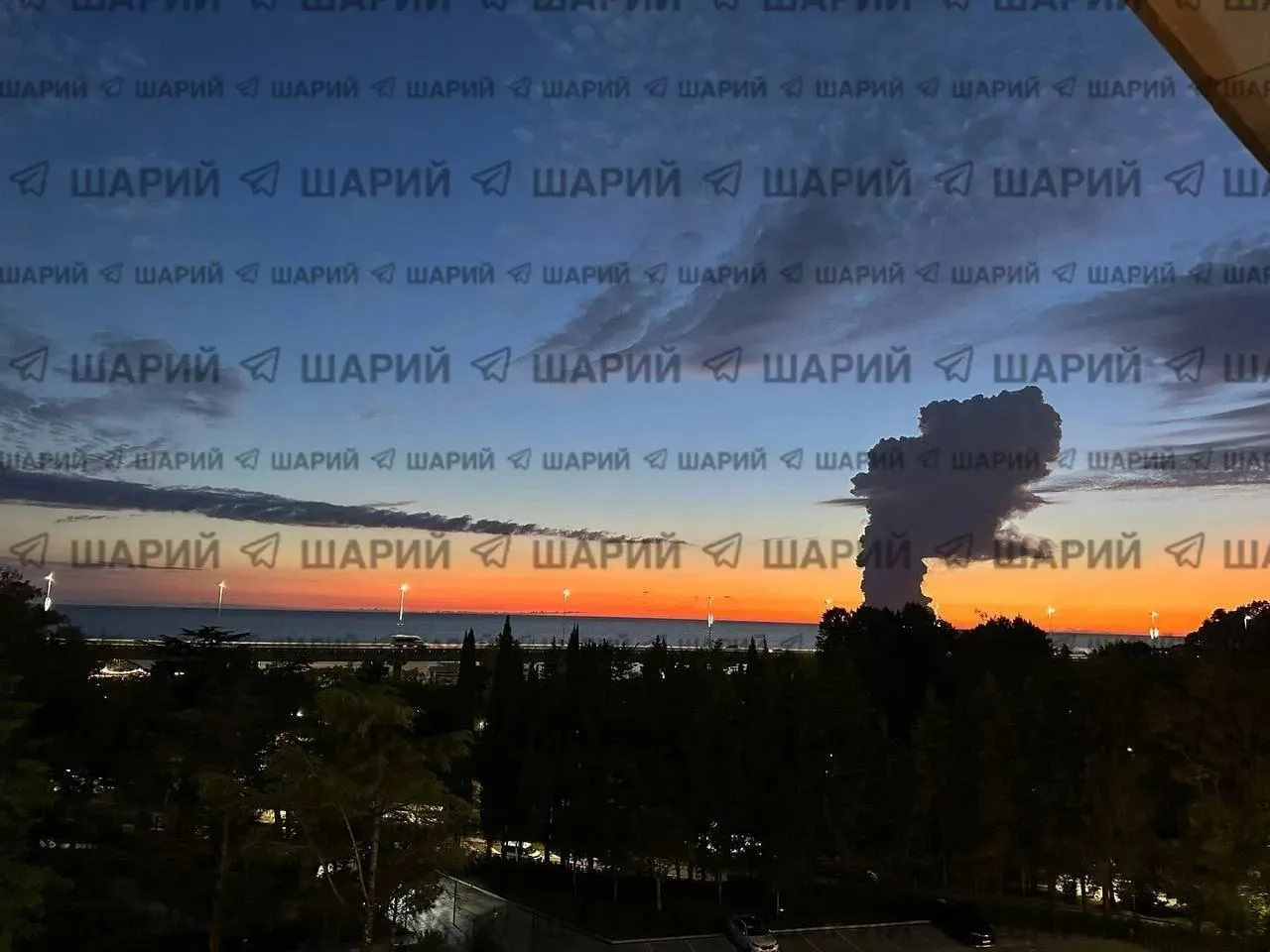 Недалеко от Сочи горит танкер, дым виден за десятки километров.