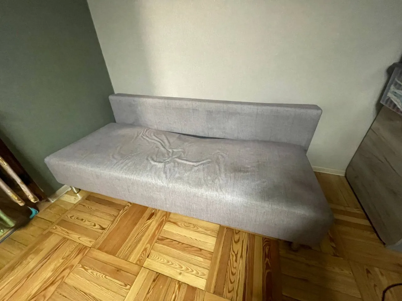 Отдаю диван. На фото видно, где он продавлен.