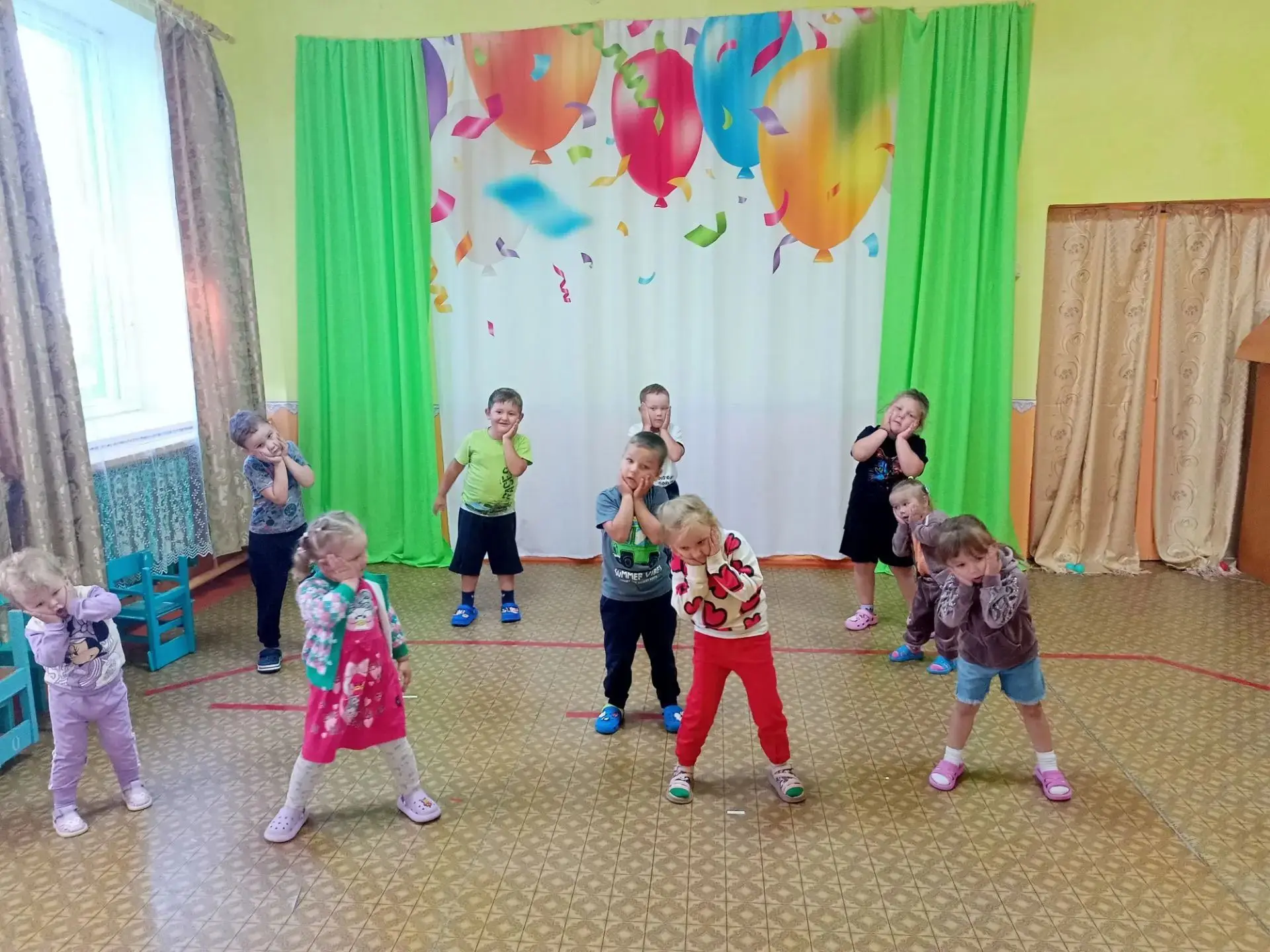 Сегодня мы разучили песенку с движениями  "Грибочки".