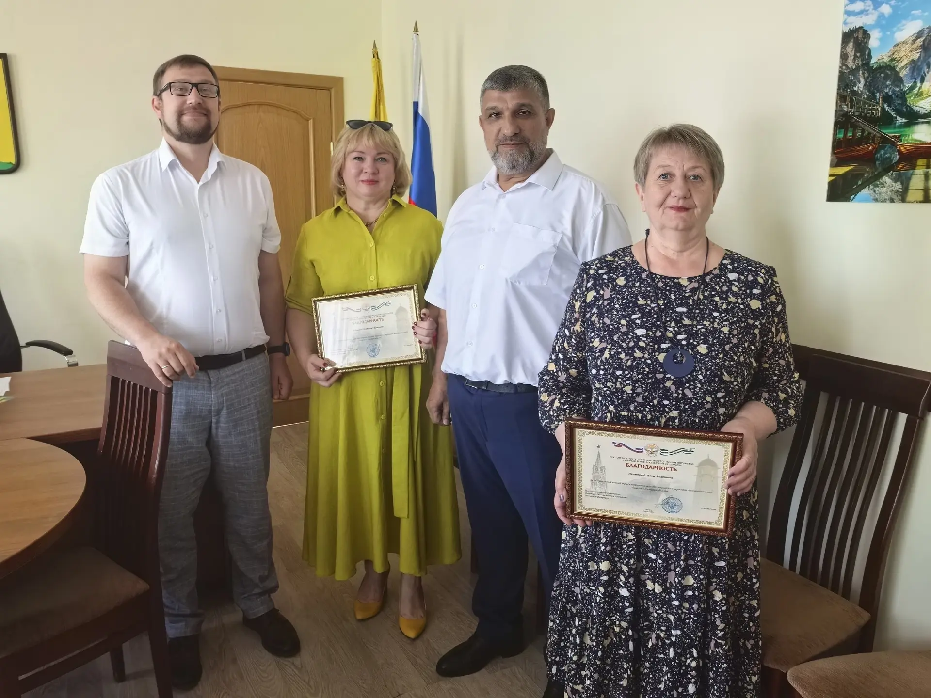 🌟 ГОРДИМСЯ НАШИМИ УЧИТЕЛЯМИ 🌟  🙏🏻 Будущее в единстве: двух педагогов наградили в департаменте образо