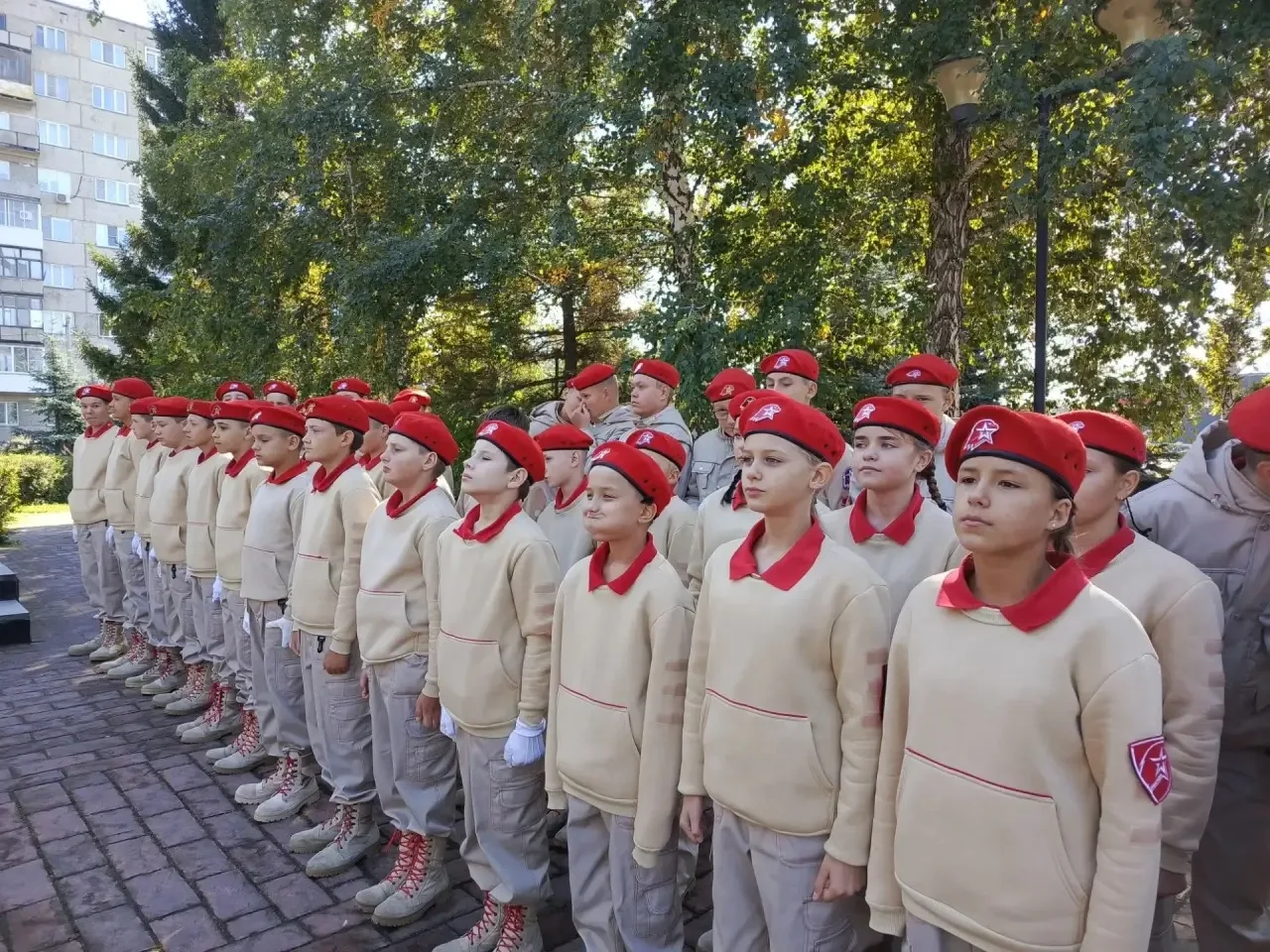 🕊️ 🇷🇺Сегодня кадеты и юнармейцы нашей школы приняли участие в митинге, посвящённом п...