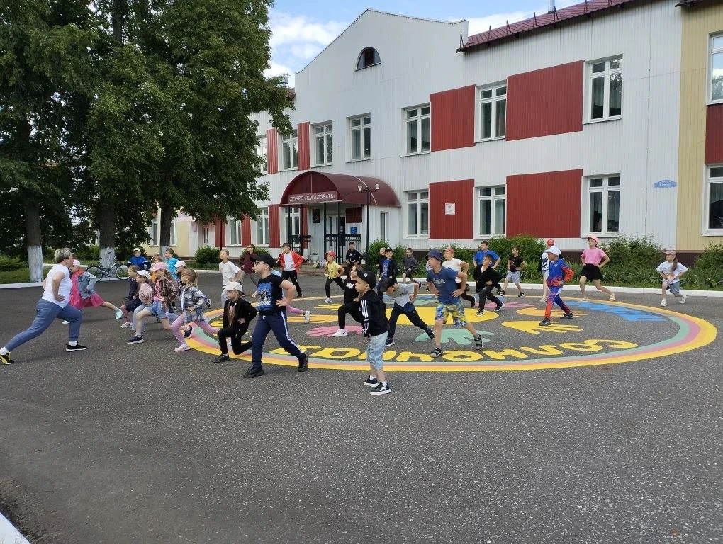 Шестой день в нашем школьном лагере с дневным пребыванием «Орлята России» начался с бодрой зарядкии 