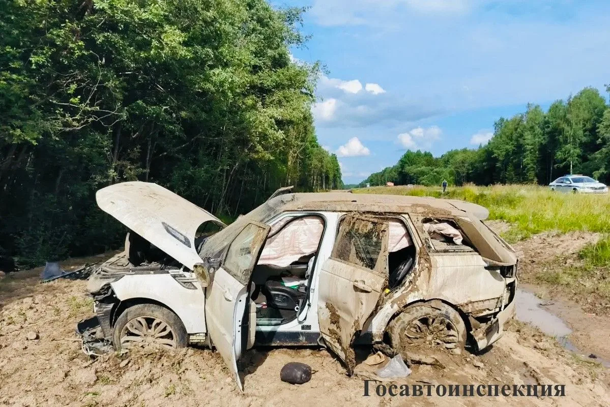 Рубрика: "На соседних трассах".

Под Тотьмой иномарка с ребенком налетела на камень и опрокинулась н