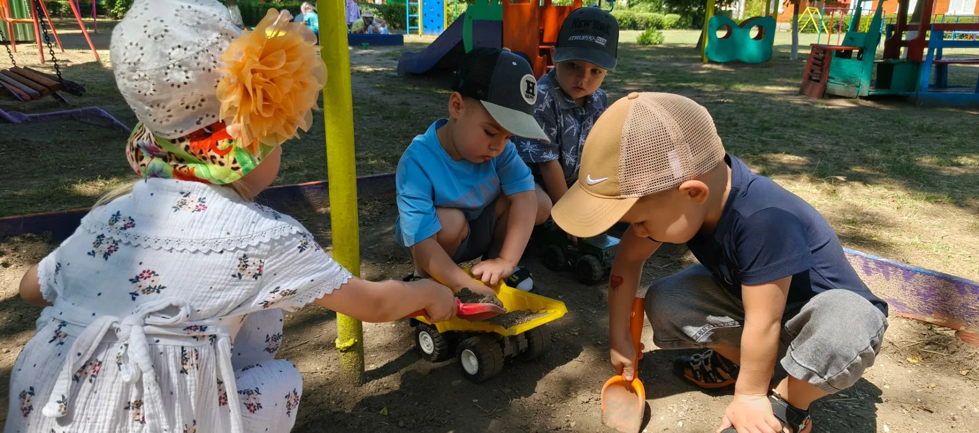 Сегодня у нас день песка! 🏖️
Лопатки нагрелись на солнце, ведерки полны идей, а фантазия наших малы