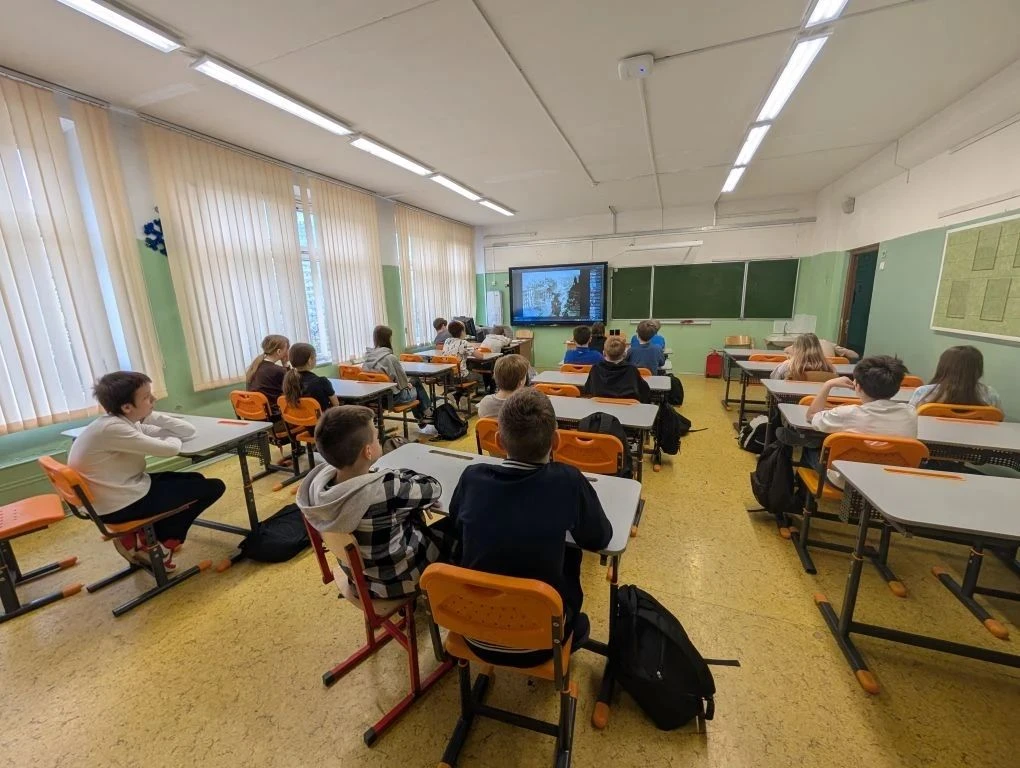🇷🇺 В понедельник наша школа по традиции начала неделю с торжественного поднятия флага и исполнения г