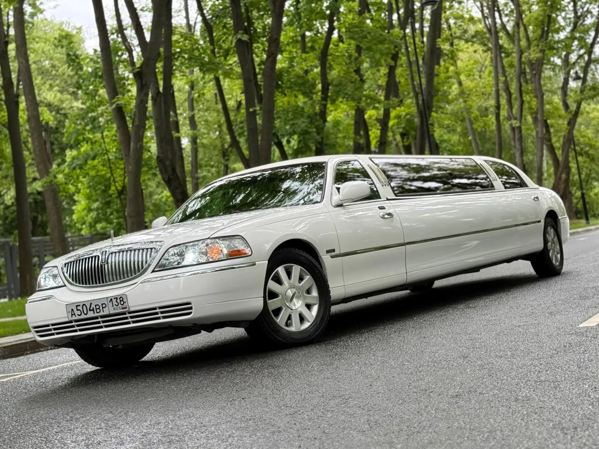 LINCOLN TOWN CAR 
Заводской лимузин, не переделка, категория D. Рестайлинг 2004 год. 
Мотор V8 4.6 (