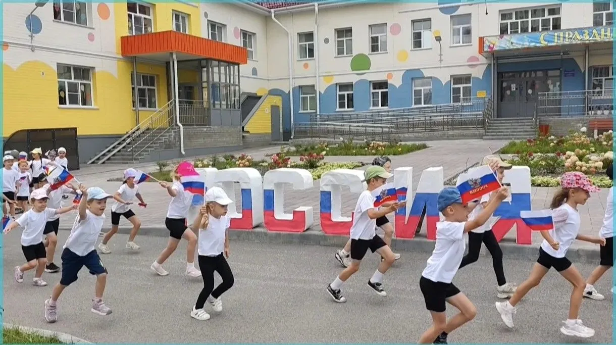 В нашем саду прошёл забег, посвящённый Дню флага России! 🇷🇺Вместе со своими наставник...