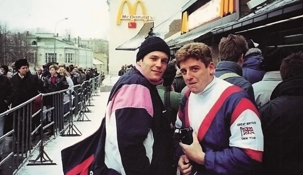 Джейсон Стэтхем в очереди в первый McDonald's Москвы, 1990 год: архивное фото завирусил...