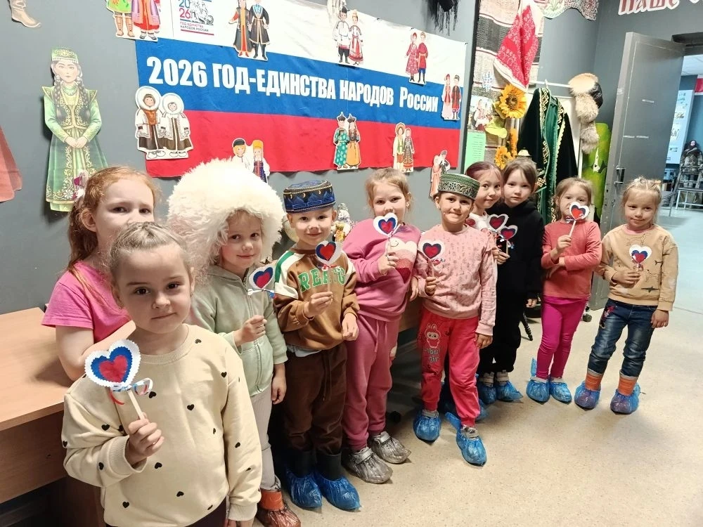"12 ИЮНЯ - ДЕНЬ РОССИИ" 🇷🇺

В предверии национального праздника "Дня России" 🇷🇺 ребята старшей г