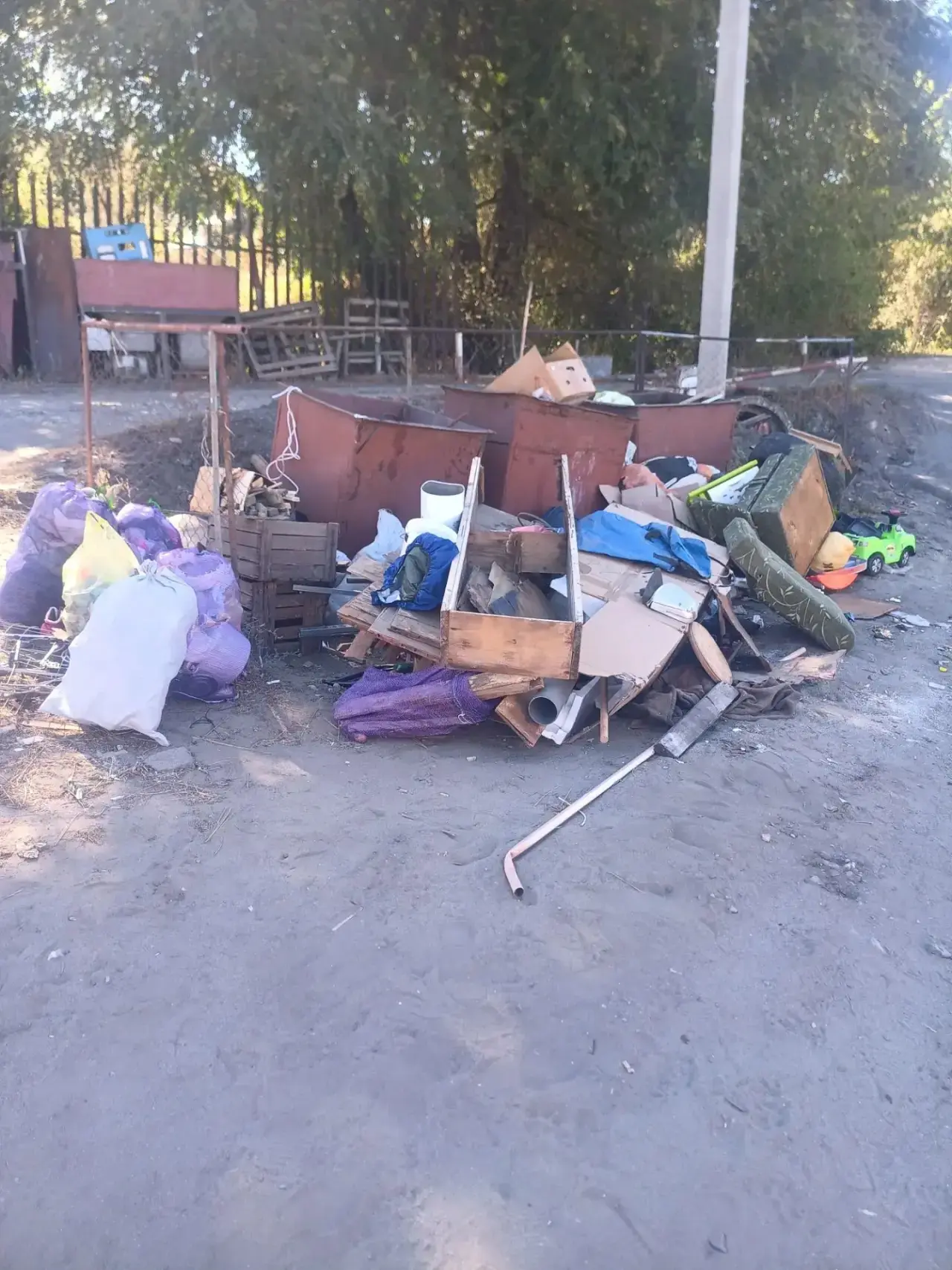 В нашем кооперативе не все понимают, тот факт, что любой мусор вывозится за деньги всех...