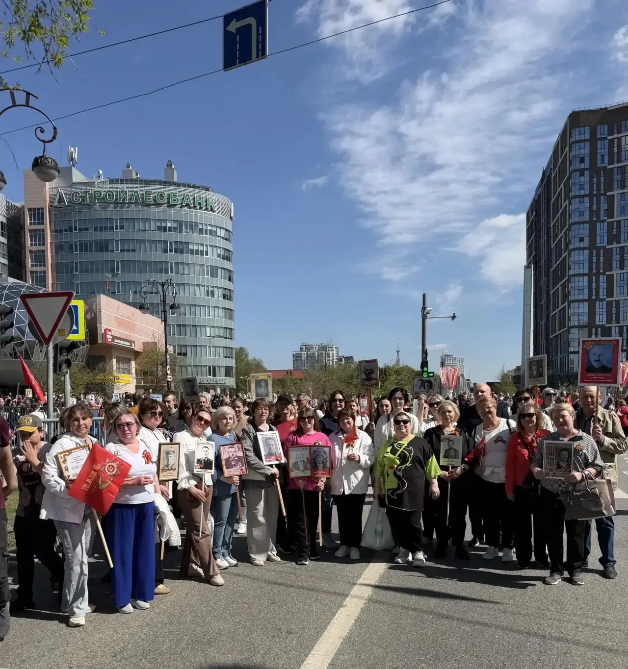 📢 Бессмертный полк шагает по Тюмени!  Коллектив нашей школы сегодня стал частью великого шествия пам