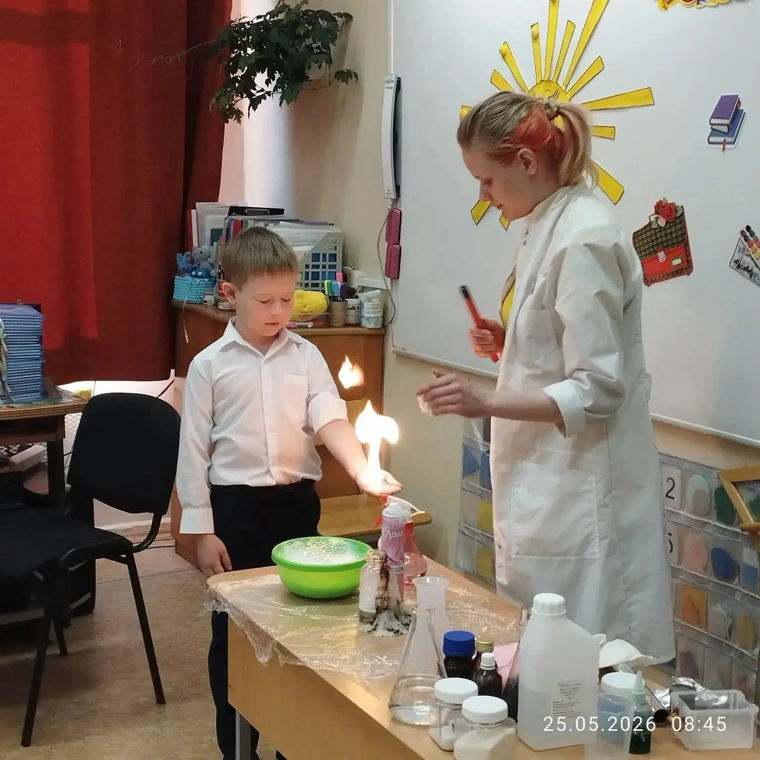 ✨ Последний учебный день в 1 «Б»: химия, огонь и сладкие впечатления! ✨    Ярко и увлекательно прошё