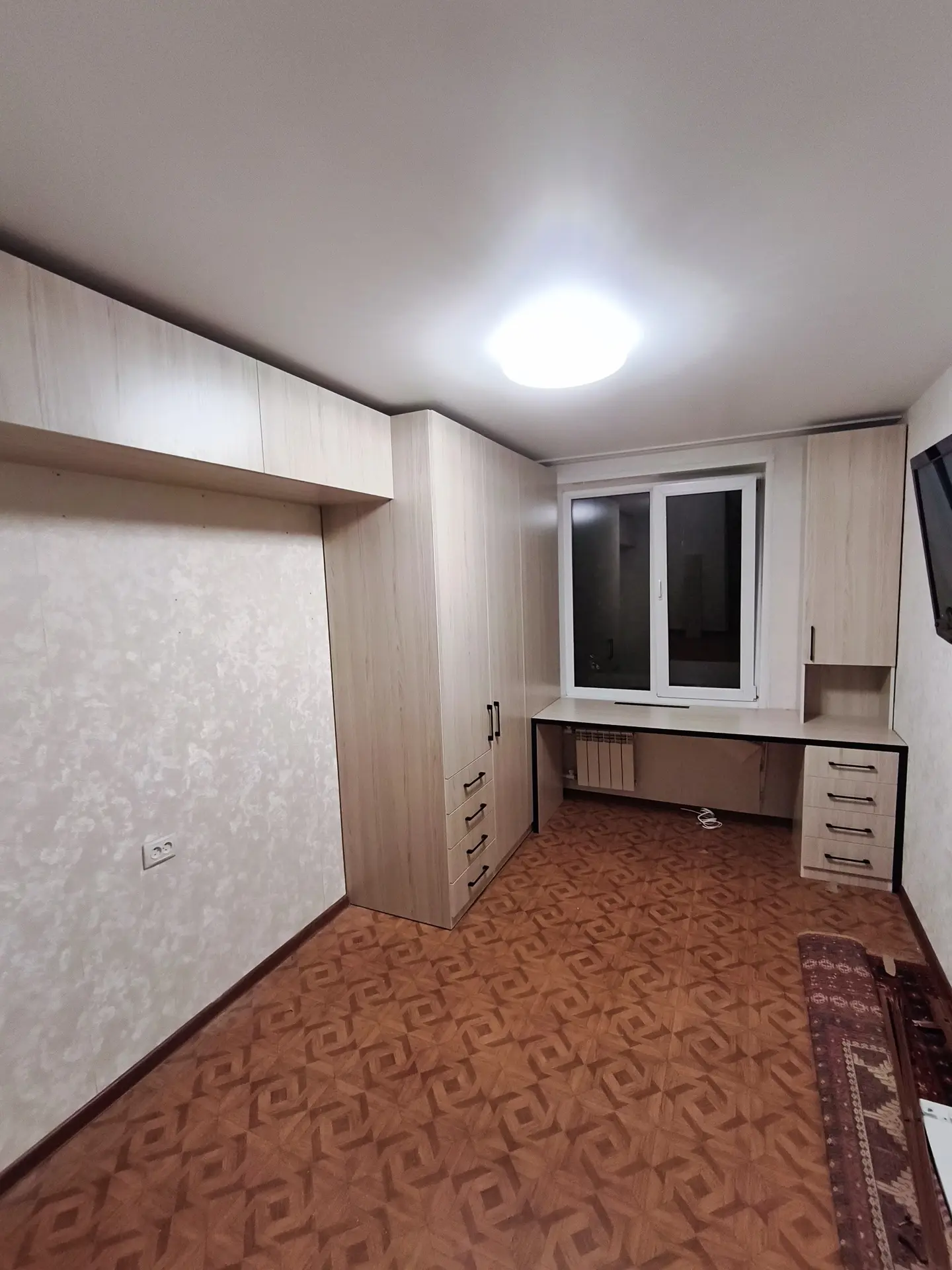 Рабочая зона в детской комнате.