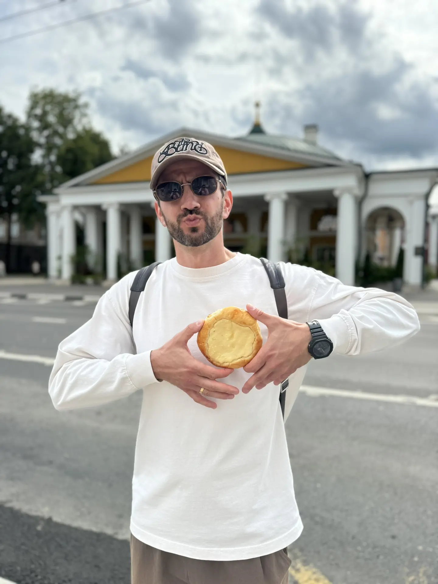 Сегодня у меня днюха, ребят. 
Мудрых мыслей к подписи нет, но есть ватрушка)