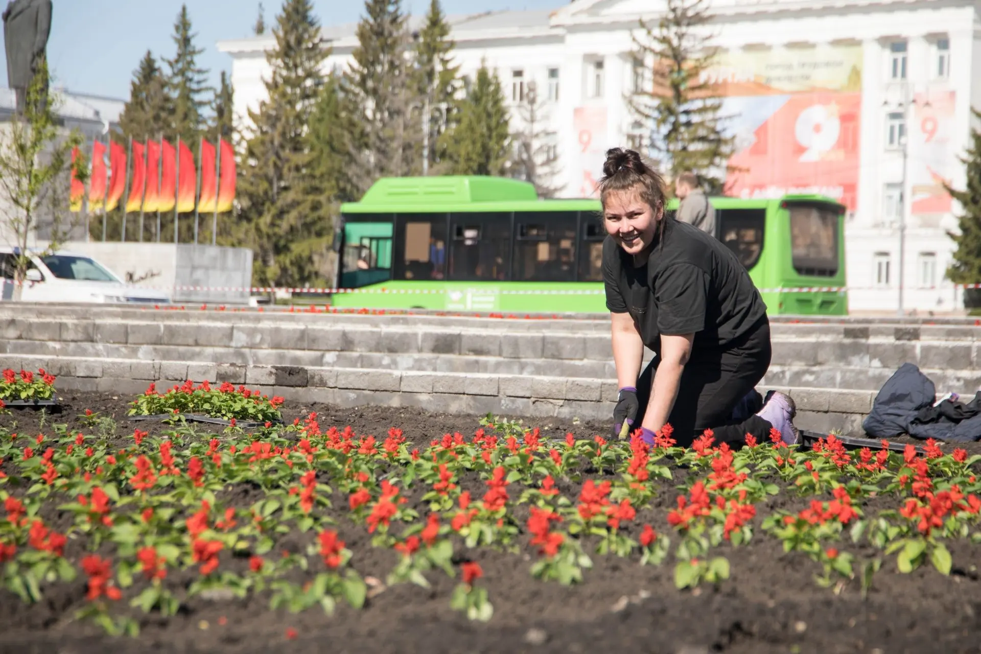 В преддверии Дня Победы в городе продолжается высадка цветочной рассады. Сегодня очередная партия яр