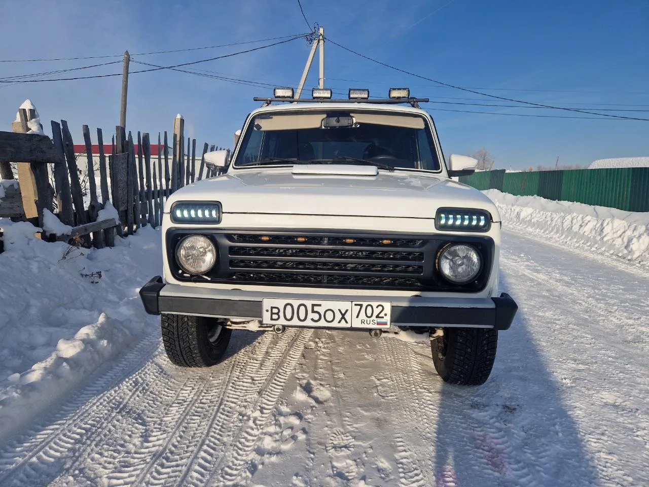 Продам нивушку в хорошем состояние хадовка новая зимния резина новая с дисками нива сде...