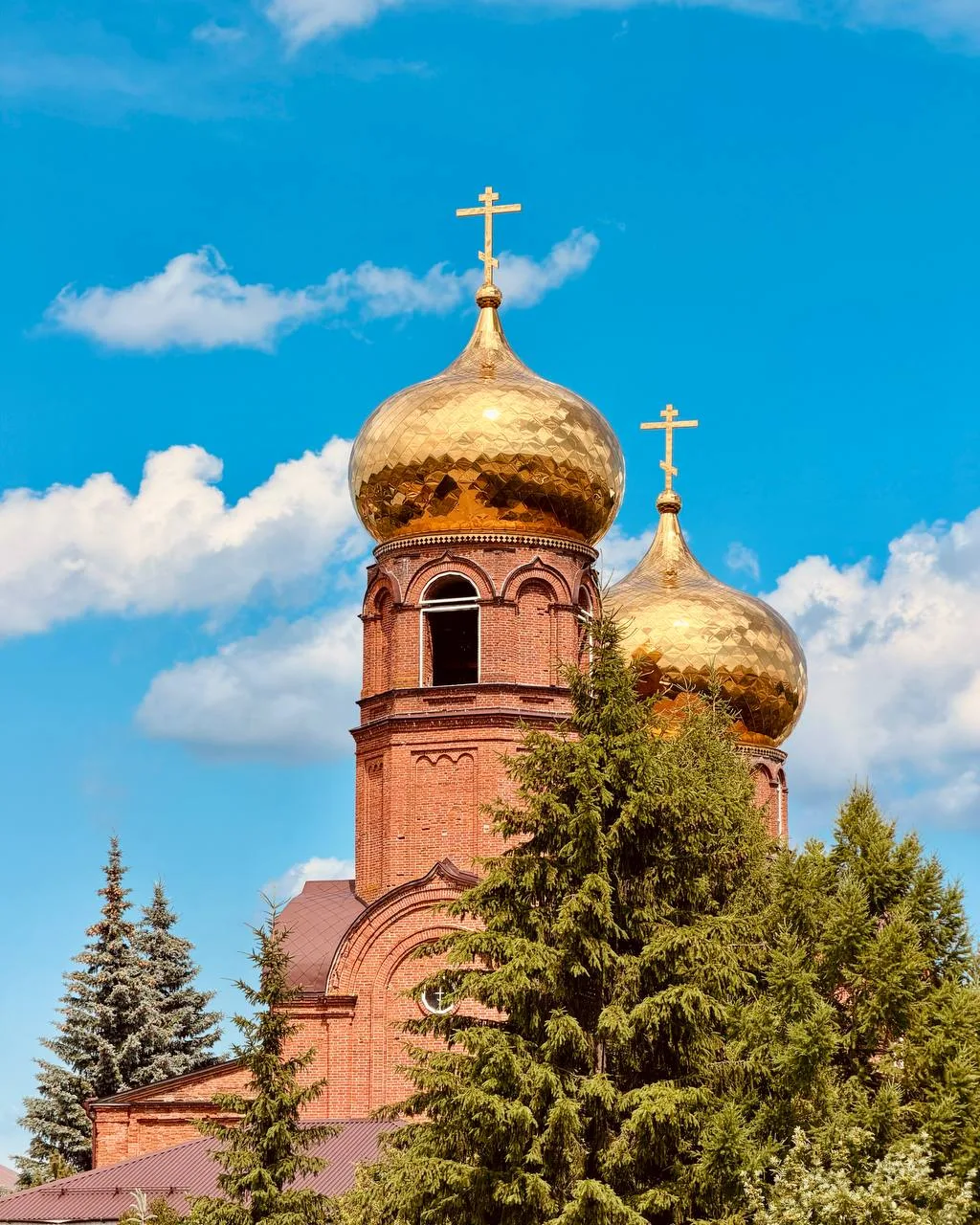 🌤️ Передаю всем сердечный привет из Набережных Челнов. На фото — мой родной храм, Свято-Вознесенски